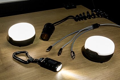 Nützlich: LED-Spots und Schlüsselbund-LED, diverse Ladeadapter